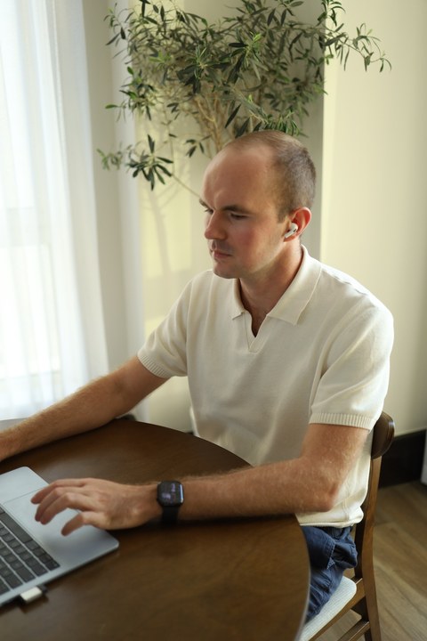 Сергей Попов за ноутбуком